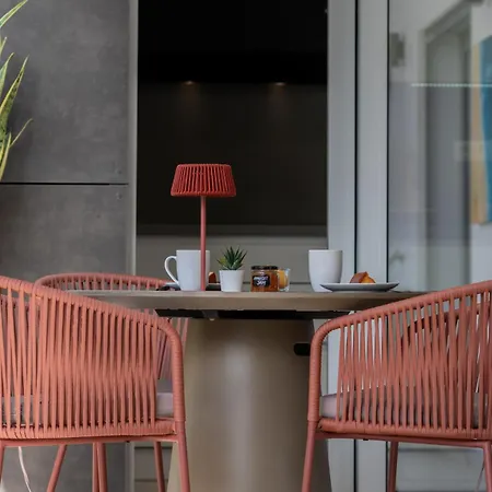 Cozy Retreat With Rooftop Pool &balcony Apartman