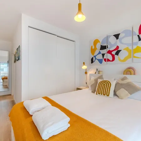 Cozy Retreat With Rooftop Pool &balcony Apartman