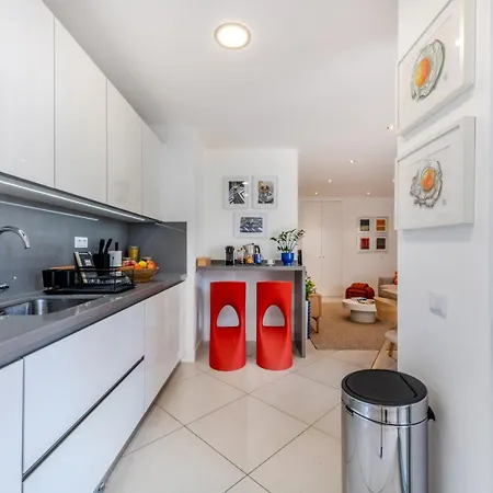 Cozy Retreat With Rooftop Pool &balcony Apartman
