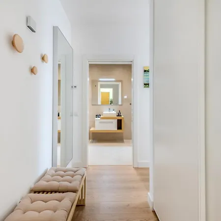 Cozy Retreat With Rooftop Pool &balcony Apartman