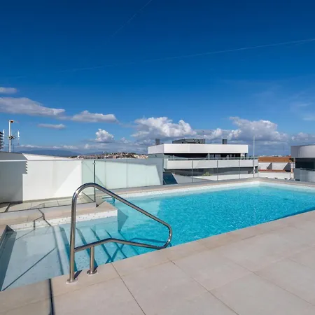 Cozy Retreat With Rooftop Pool &balcony