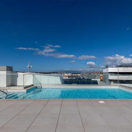 Cozy Retreat With Rooftop Pool &balcony * Lagos
