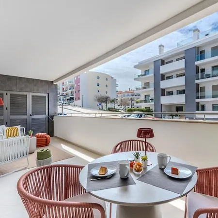 Apartman Cozy Retreat With Rooftop Pool &balcony Lagos