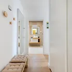 Cozy Retreat With Rooftop Pool &balcony Apartment
