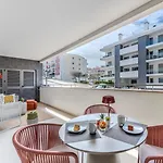 Апартаменты Cozy Retreat With Rooftop Pool &balcony Лагуш