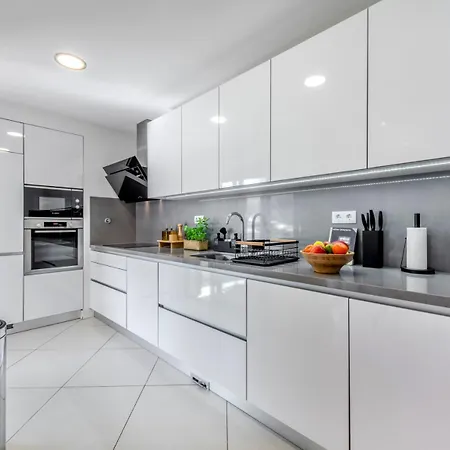 Cozy Retreat With Rooftop Pool &balcony Appartement Lagos