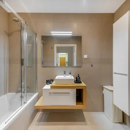 Apartment Cozy Retreat With Rooftop Pool &balcony *