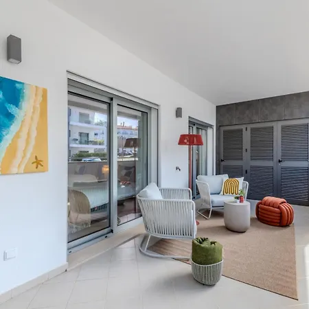 Apartment Cozy Retreat With Rooftop Pool &balcony *