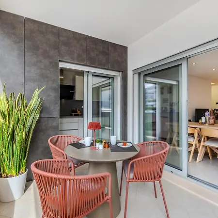 Cozy Retreat With Rooftop Pool &balcony Appartement *
