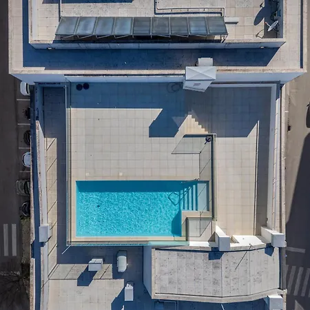 Appartement Cozy Retreat With Rooftop Pool &balcony